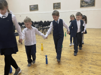 В ульяновской школе №9 устроили «Посвящение в первоклассники»