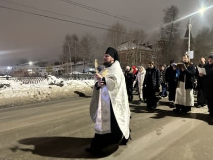 По улице Куйбышева идёт Крестный ход.