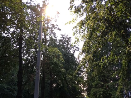 Рядом со сквером на проспекте Тюленева, 4В установили дополнительное освещение