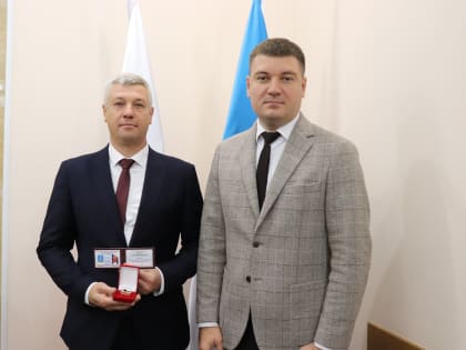 Новые депутаты города получили удостоверения и нагрудные знаки