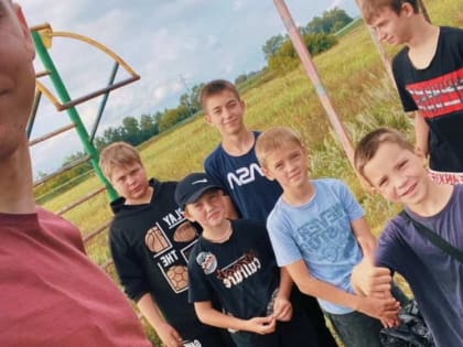 Юные патриоты очищают спортивную площадку в Озерках