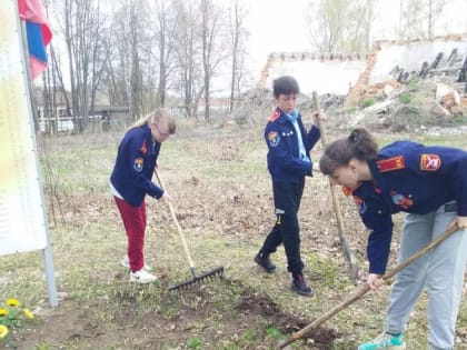 Бряндинские кадеты посадили цветы у памятника Неизвестного солдата