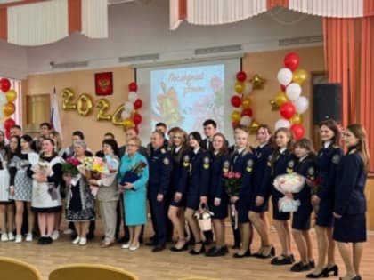 Сотрудники следственного управления СК России по Ульяновской области поздравили выпускников кадетских классов с завершением обучения в школе