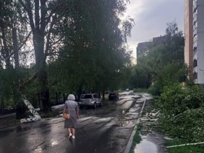 Восемь ульяновцев в больнице, села без электричества. Ночью спецслужбы ликвидировали последствия урагана