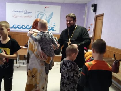 Беженцев в пунктах временного размещения поздравили с Рождеством Христовым