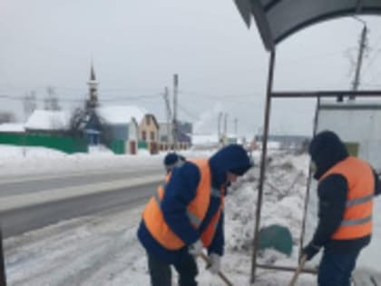 Муниципальный ЦУР: сотрудники МКУ "Городские дороги" очищают остановки