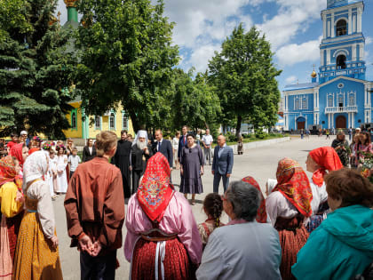 В сквере у кафедрального собора прошел праздник, посвященный дню Троицы