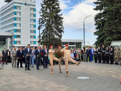 Празднование Дня города: возложение цветов к стеле «Город трудовой доблести и славы»