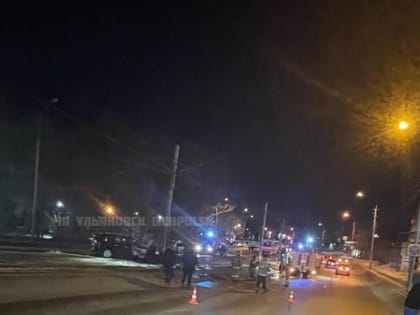 На путепроводе в Засвияжье иномарка врезалась в столб и загорелась