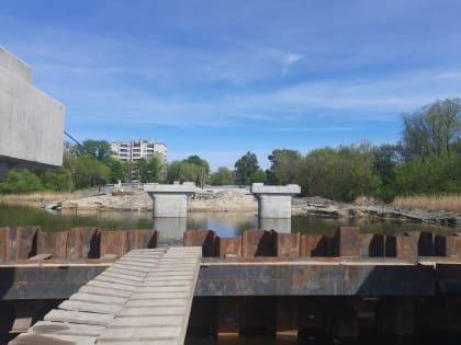 На новом ульяновском мосту через Свиягу в створе улиц Шевченко и Смычки завершили устройство свай