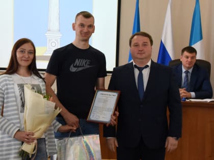 Молодым семьям Ульяновска вручили жилищные сертификаты