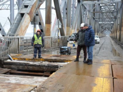 На Императорском мосту демонтировали два аварийных стыка