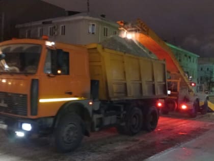 Ночью 15 февраля последствия снегопада в Ульяновске устраняло 69 единиц спецтехники
