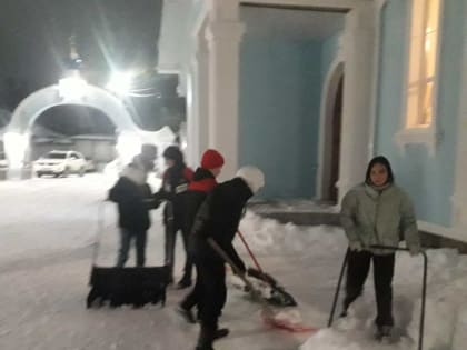 Ребята волонтеры из Центра Правовой Поддержки Студентов, Службы Христианского Милосердия расчистили снег на территории городских храмов