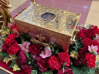 Духовенство Мелекесской епархии с паломниками соборно совершили молебен перед ковчегом с мощами святителя Иоанна Златоуста