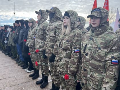 Ульяновские единороссы возложили цветы к вечному огню в День защитника Отечества