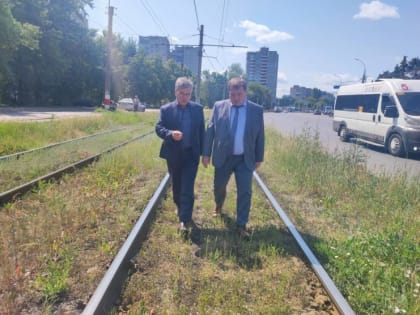 «Понимаю, что по праздникам ходить, перерезать ленточки куда приятнее, но зарплату чиновникам платят за исполнение их прямых обязанностей»