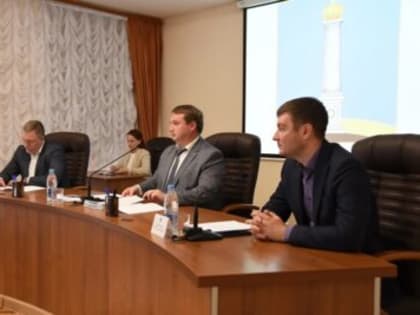 Аппаратное в мэрии: благоустраивают дворы с родниками и подводят промежуточные итоги ЕГЭ