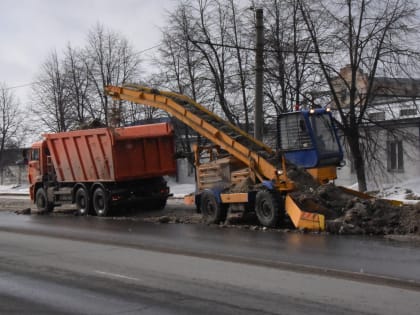 Днем 3 марта МБУ «Дорремстрой» вывозит снег с территории Перинатального центра «Мама»