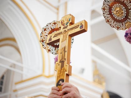 «Крест воздвизается днесь, и мир освящается»: Митрополит Лонгин совершил богослужения праздника Воздвижения Креста Господня