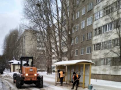Муниципальный ЦУР: сотрудники МКУ "Городские дороги" очищают остановки