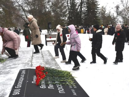 Патриотическое мероприятие прошло на Аллее Славы у памятника жителям Ленинграда.