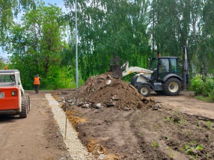 В Заволжском районе ведутся работы по благоустройству сквера Антонова