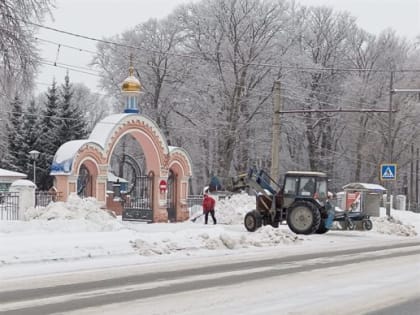 В Ульяновске чистят дороги к храмам и вывозят снег с улиц