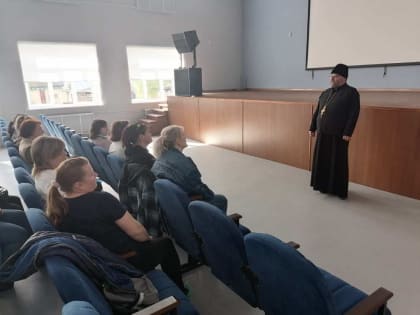 Протоиерей Александр Чеботарёв принял участие в родительском собрании в Тереньгульском лицее