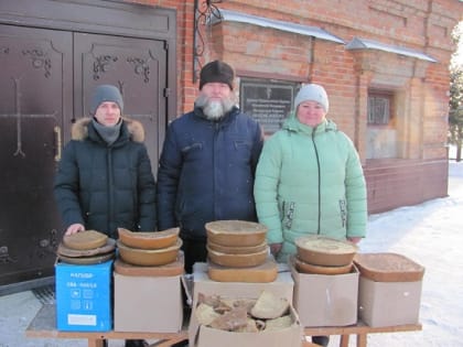 Прихожане Покровского храма г. Сенгилея собрали пчелиный воск для изготовления блиндажных свечей