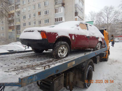 В Ульяновске продолжается очистка дворов от брошенных транспортных средств