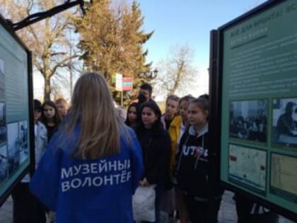 У краеведческого музея открыли выставку «Ульяновск — Город трудовой доблести! Мы гордимся»