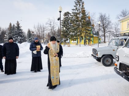 Митрополит Лонгин освятил автомобили УАЗ, которые будут направлены для вывоза раненых и перевозки гуманитарных грузов