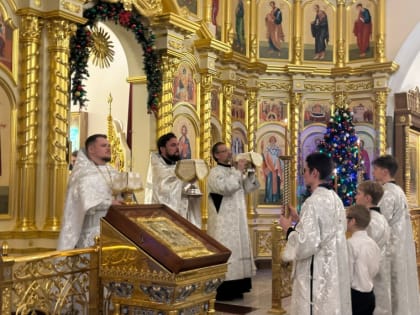 В Спасо-Преображенском храме идёт Божественная литургия