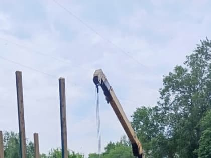 Качающиеся опоры, торчащие гвозди, случаи травматизма: Сергей Моргачёв добился сноса аварийного детского игрового комплекса на Полбина, 46