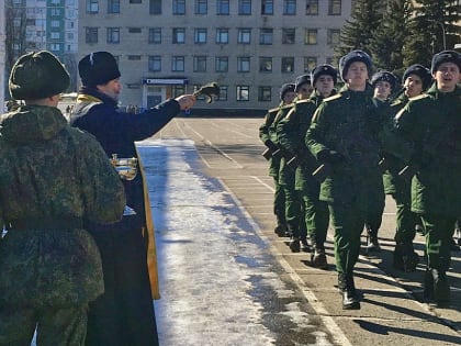 Священник обратился с напутствием к военнослужащим войск связи