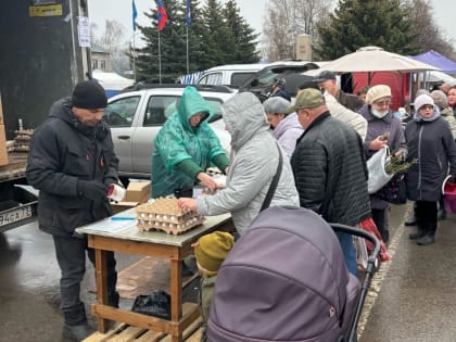 На сельскохозяйственной ярмарке в Ишеевке торговля развернулась более чем со 100 автомобилей