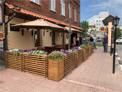 Параметрические скамьи, кустарники и современные летние веранды: планы по преображению улицы Федерации