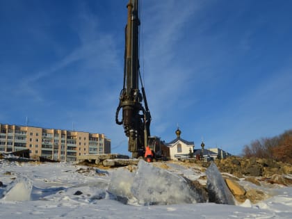 На новом мосту в створе улиц Шевченко и Смычки приступили к строительству опоры № 7