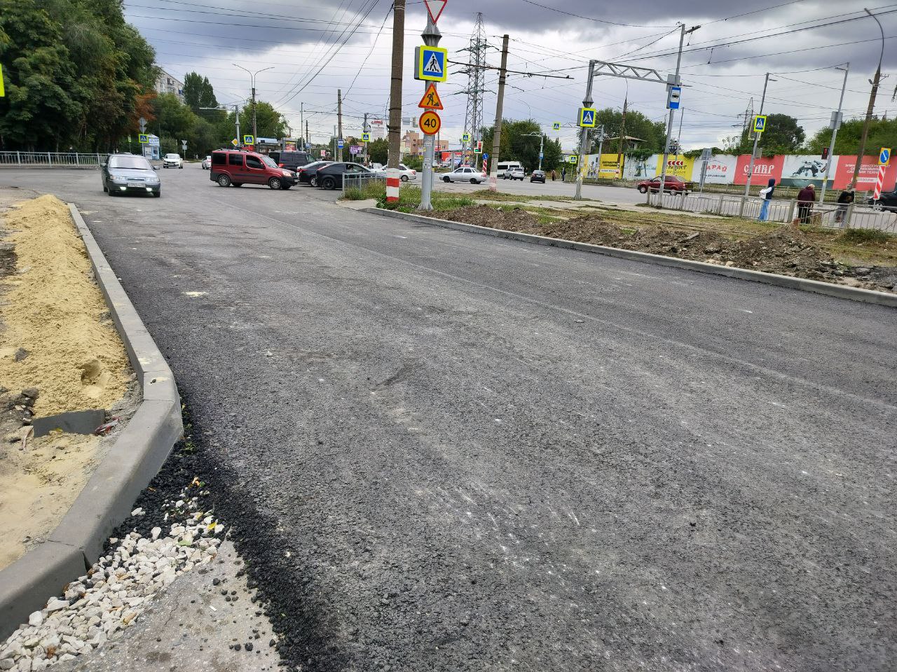 Лето 2024 ульяновск. Улица дорога. Дорога в городе днем. Рязань благоустройство. Озелененные улицы и автодороги.