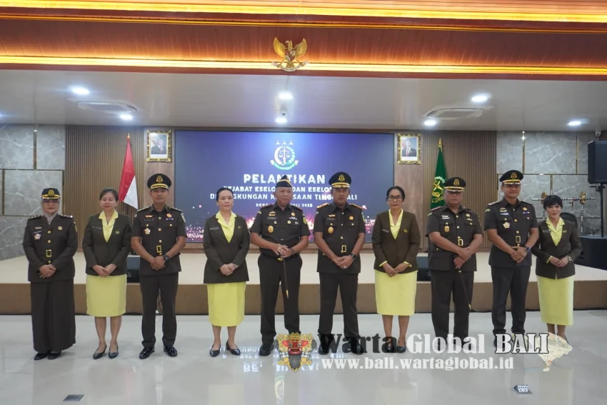 Pelantikan pejabat eselon II dan eselon III di Lingkungan Kejaksaan Tinggi Bali Ini Dirangkai Dengan Serah Terima Jabatan.