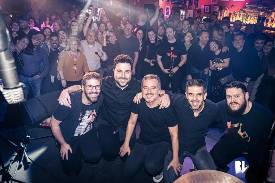 Actuación en directo de Dressed In Black