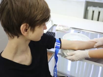 Профилактические медосмотры школьников и студентов продолжают проводить в Подмосковье