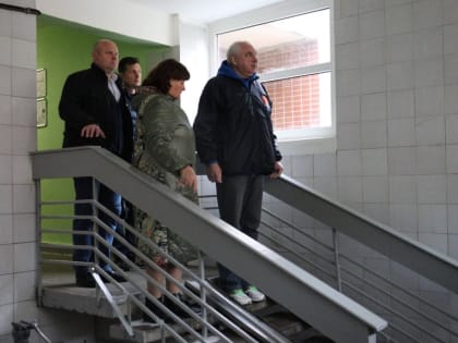 Глава городского округа Дзержинский Владимир Шелухин оценил ход ремонта подъездов