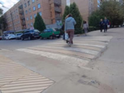На пешеходных переходах в Лобне укладывают тактильное покрытие