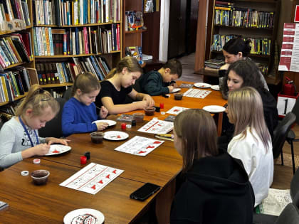 Студенты Рузского филиала МГКИ провели мастер-класс по мезенской росписи