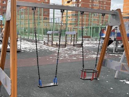 На детской площадке в Супонево починили качели