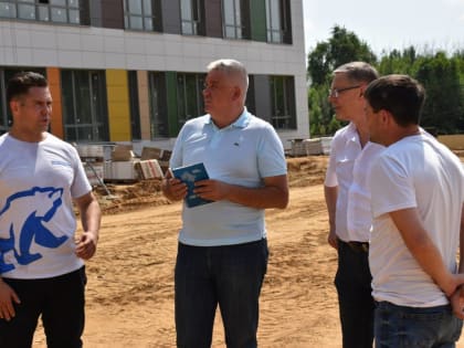Депутаты-единороссы ознакомились с ходом строительства школы на 1100 мест в Балашихе