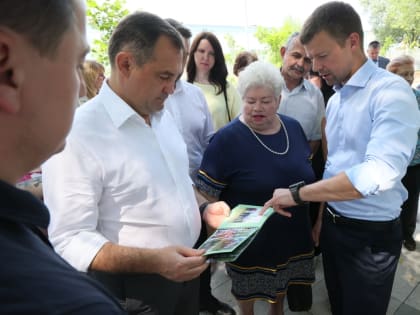 Игорь Брынцалов и Сергей Юров проверили благоустройство сквера ветеранов в Балашихе