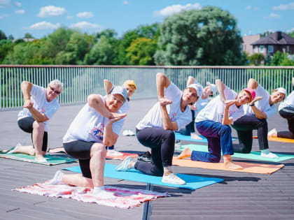 Занятия по йоге проводят в Парке Победы для ореховозуевцев старшего возраста